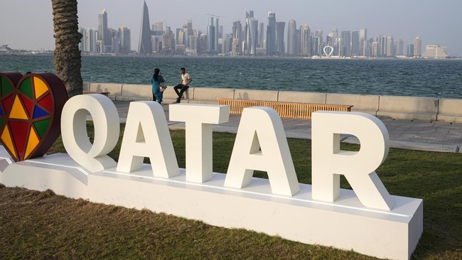 dua-orang-berfoto-di-doha-corniche-doha-qatar-saturday-nov-19-2022_169
