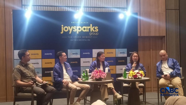 finance-director-joysparks-group-dedi-wongso-dua-dari-kiri-dan-direktur-supermarket-pt-star-maju-sentosa-meshvara-kanjaya-tiga-1787044126870_169