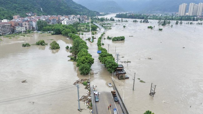 foto-udara-banjir-akibat-hujan-deras-yang-dibawa-oleh-topan-dolphin-di-kota-yantou-kabupaten-yongjia-wenzhou-provinsi-zhejiang-1786500866275_169