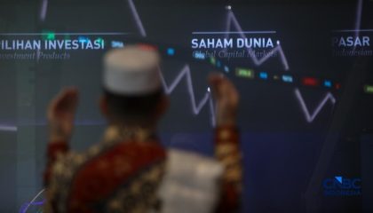 ilustrasi-berdoa-dengan-latar-belakang-indeks-harga-saham-gabungan-ihsg-di-gedung-bursa-efek-indonesia-bei-jakarta-1784169371153_169