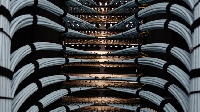 ilustrasi-data-center-1786432385176_169