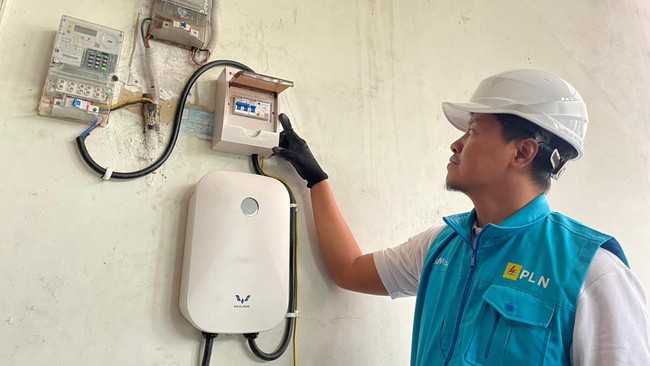 ilustrasi-petugas-pln-melakukan-pengecekan-kwh-meter-untuk-home-charging-kendaraan-listrik-meningkatnya-jumlah-pengguna-kendar-1786011138627_169
