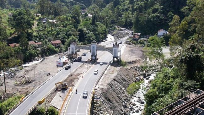 jalur-lembah-anai-resmi-dibuka-untuk-seluruh-jenis-kendaraan-mulai-senin-277-setelah-sebelumnya-mobilitas-di-kawasan-tersebut-1785993169886_169