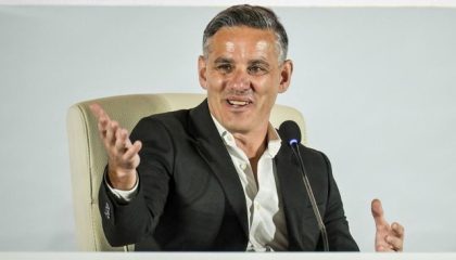 john-herdman-menyampaikan-keterangan-saat-diperkenalkan-ke-publik-sebagai-pelatih-timnas-indonesia-di-ballroom-1-hotel-mulia-j-1768278899392_169-1