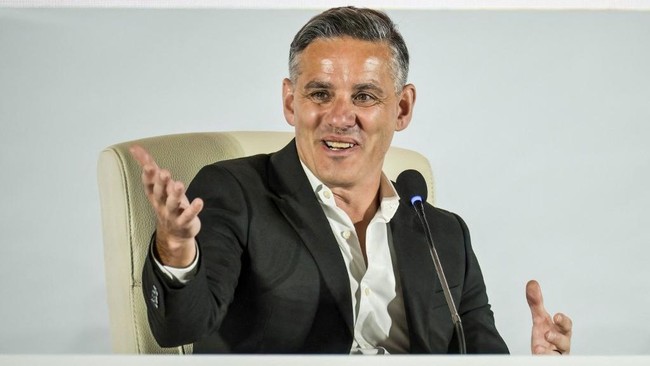 john-herdman-menyampaikan-keterangan-saat-diperkenalkan-ke-publik-sebagai-pelatih-timnas-indonesia-di-ballroom-1-hotel-mulia-j-1768278899392_169