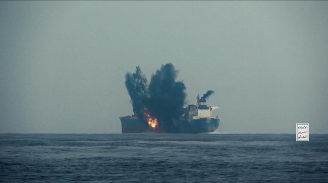 kapal-tanker-minyak-cordelia-moon-milik-inggris-terbakar-setelah-terkena-rudal-di-laut-merah-lepas-pelabuhan-laut-merah-yaman-_169