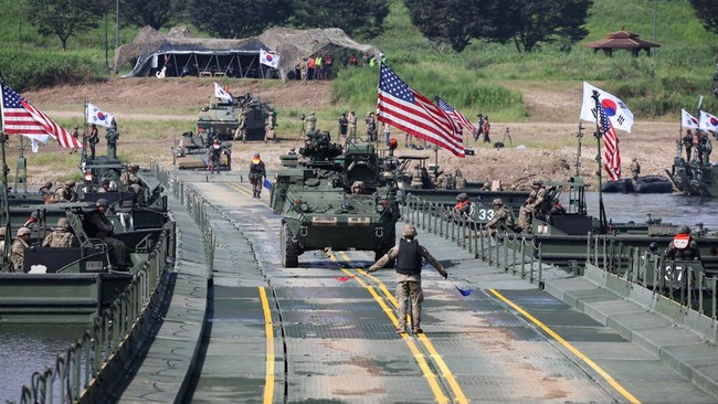 kendaraan-lapis-baja-stryker-milik-angkatan-darat-as-beroperasi-selama-latihan-penyeberangan-sungai-gabungan-as-korea-selatan-1756277219653_169