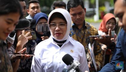 kepala-badan-pusat-statistik-bps-amalia-adininggar-widyasanti-tiba-di-istana-negara-jakarta-jumat-2132025-cnbc-indonesiatri-su-1742541970128_169