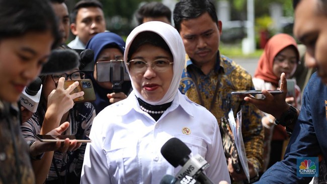kepala-badan-pusat-statistik-bps-amalia-adininggar-widyasanti-tiba-di-istana-negara-jakarta-jumat-2132025-cnbc-indonesiatri-su-1742541970128_169