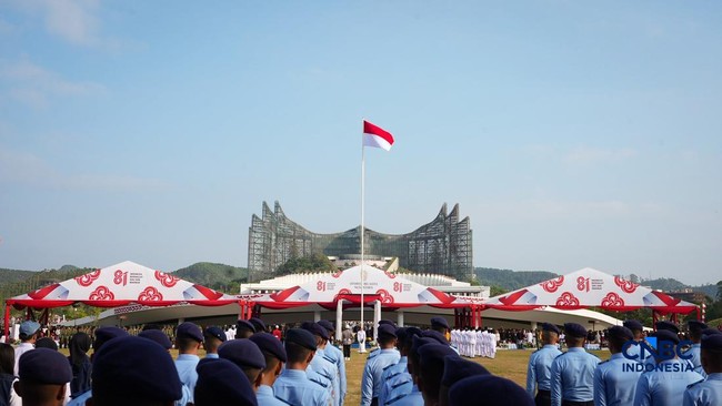 kepala-otorita-ibu-kota-nusantara-oikn-basuki-hadimuljono-kembali-memimpin-upacara-hut-ke-81-kemerdekaan-ri-di-plaza-seremoni-1786947872095_169