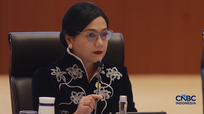 ketua-dewan-komisioner-otoritas-jasa-keuangan-ojk-friderica-widyasari-dewi-memberi-pemaparan-saat-konferensi-pers-terkait-rapb-1786706182243_169