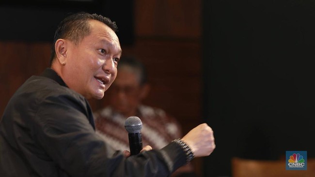 ketua-komisi-xii-dpr-bambang-patijaya-saat-menyampaikan-paparan-dalam-cnbc-indonesia-coffee-morning-di-queens-head-kemang-jaka-1761188752713_169