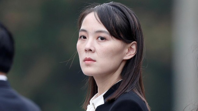 kim-yo-jong-adik-perempuan-pemimpin-korea-utara-kim-jong-un-menghadiri-upacara-peletakan-karangan-bunga-di-mausoleum-ho-chi-mi-1785914893316_169