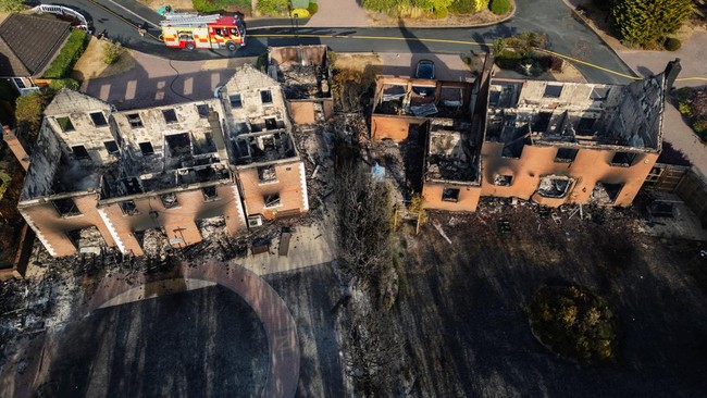 kondisi-rumah-yang-hangus-terbakar-akibat-kebakaran-lahan-rumput-hebat-yang-merembet-ke-sejumlah-rumah-pada-hari-terpanas-tahu-1786698290535_169