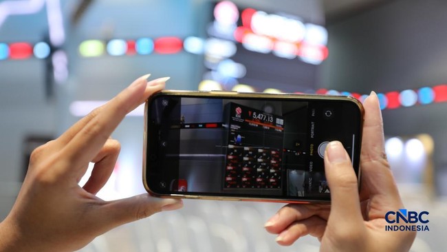 layar-menampilkan-pergerakan-indeks-harga-saham-gabungan-ihsg-di-gedung-bursa-efek-indonesia-bei-jakarta-senin-862026-cnbc-ind-1780893013438_169