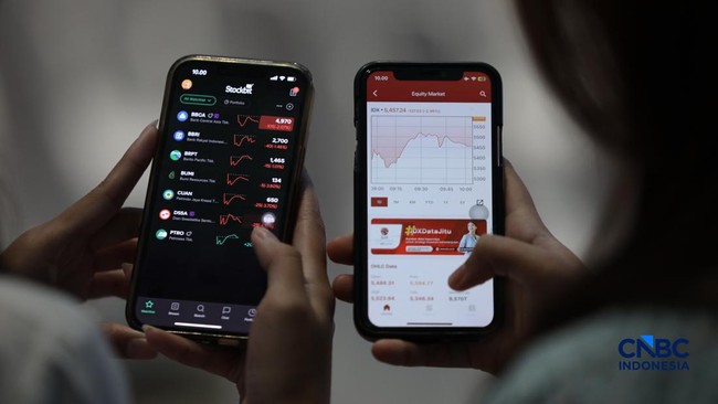 layar-menampilkan-pergerakan-indeks-harga-saham-gabungan-ihsg-di-gedung-bursa-efek-indonesia-bei-jakarta-senin-862026-cnbc-ind-1780893110767_169