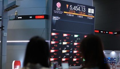 layar-menampilkan-pergerakan-indeks-harga-saham-gabungan-ihsg-di-gedung-bursa-efek-indonesia-bei-jakarta-senin-862026-cnbc-ind-1780893110839_169