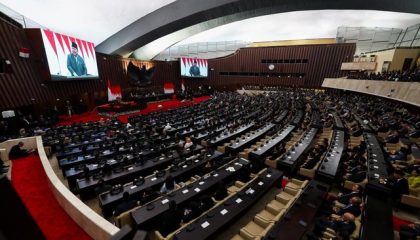 layar-menampilkan-presiden-prabowo-subianto-menyampaikan-pidato-saat-menghadiri-rapat-paripurna-dpr-ri-ke-19-terkait-kem-dan-p-1779249146792_169