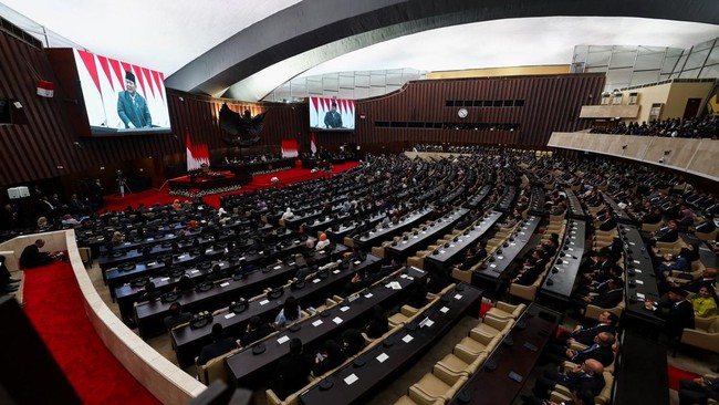 layar-menampilkan-presiden-prabowo-subianto-menyampaikan-pidato-saat-menghadiri-rapat-paripurna-dpr-ri-ke-19-terkait-kem-dan-p-1779249146792_169