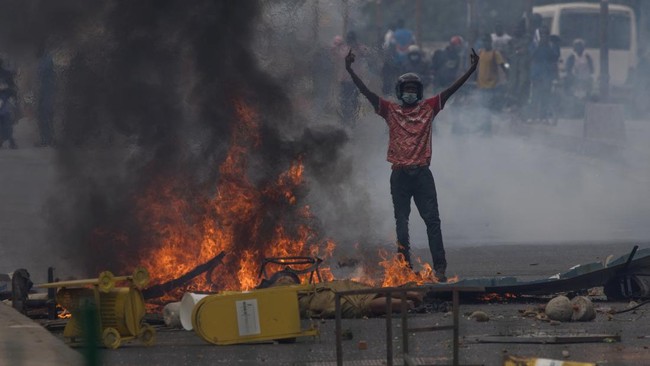 mahasiswa-bentrok-dengan-pasukan-keamanan-terkait-bantuan-keuangan-di-dakar-senegal-rabu-3122025-reuterszohra-bensemra-1764812166221_169