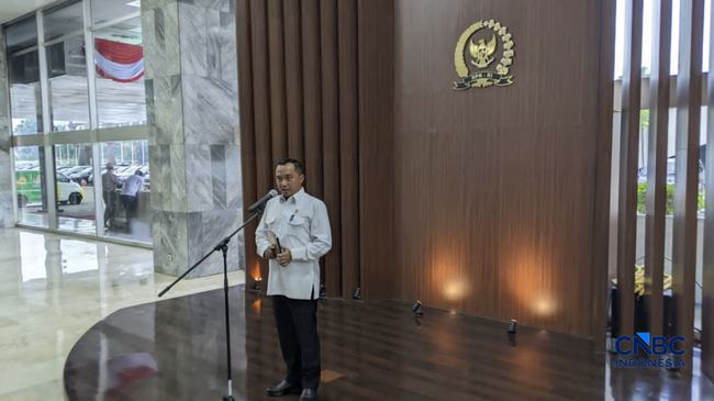 mensesneg-prasetyo-hadi-usai-menyerahkan-supres-calon-gubernur-bi-komisoner-ojk-dan-calon-dubes-cnbc-indonesiaemir-yanwardhana-1786341467218_169