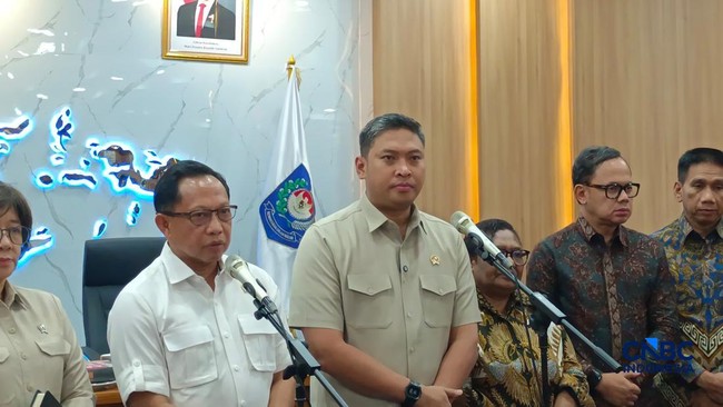 menteri-dalam-negeri-mendagri-tito-karnavian-bersama-kepala-badan-gizi-nasional-bgn-sudaryono-beserta-jajarannya-saat-konferen-1786614757492_169