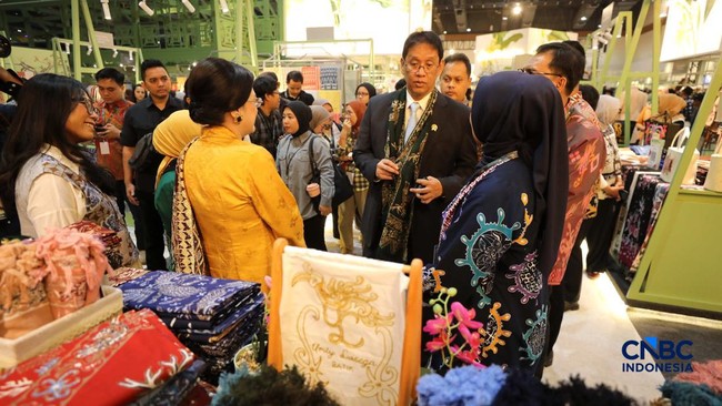menteri-keuangan-menkeu-purbaya-yudhi-sadewa-berbincang-dengan-pelaku-umkm-di-acara-karya-kreatif-indonesia-kki-di-jakarta-int-1787210236322_169