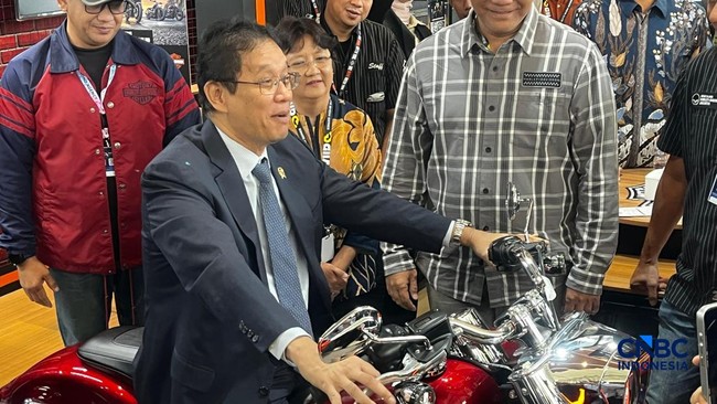 menteri-keuangan-menkeu-purbaya-yudhi-sadewa-menjajal-menaiki-sepeda-motor-harley-davidson-yang-dipamerkan-dalam-gaikindo-indo-1785815765243_169