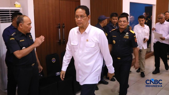 menteri-keuangan-purbaya-yudhi-sadewa-saat-konferensi-pers-penindakan-penyelundupan-ekspor-emas-kpu-bea-dan-cukai-tipe-c-soeka-1786619529935_169