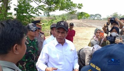 menteri-pertanian-sekaligus-kepala-bapanas-amran-sulaiman-saat-melakukan-inspeksi-mendadak-sidak-di-kabupaten-karawang-jawa-ba-1788157008866_169