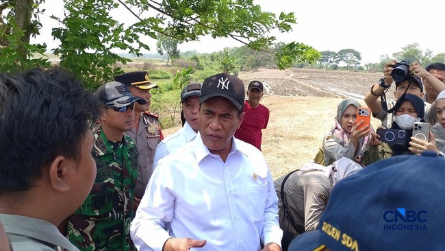 menteri-pertanian-sekaligus-kepala-bapanas-amran-sulaiman-saat-melakukan-inspeksi-mendadak-sidak-di-kabupaten-karawang-jawa-ba-1788157008866_169