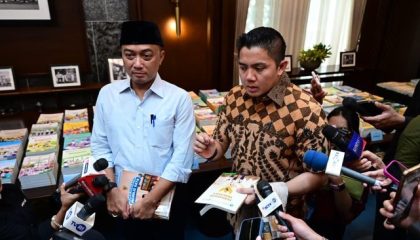 menteri-sekertaris-negera-dan-sekertaris-kabinet-di-depan-buku-buku-pelajaran-sd-sma-negara-negara-tetangga-ri-jumat-782026-1786106683018_169