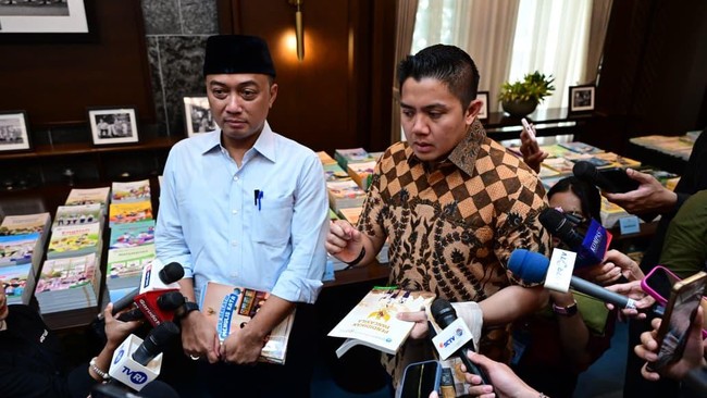 menteri-sekertaris-negera-dan-sekertaris-kabinet-di-depan-buku-buku-pelajaran-sd-sma-negara-negara-tetangga-ri-jumat-782026-1786106683018_169