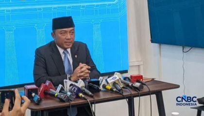 menteri-sekretais-negara-prasetyo-hadi-menyampaika-keterangan-pers-terkait-pengunduran-diri-kepala-bgn-naniek-s-deyang-di-jaka-1784696978881_169