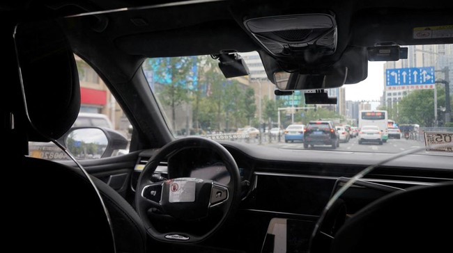 mobil-tanpa-pengemudi-oleh-apollo-go-layanan-robotaxi-baidu-melaju-di-jalan-di-wuhan-provinsi-hubei-cina-19-juli-2024_169