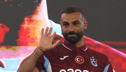 mohamed-salah-berpose-dalam-acara-perkenalan-resminya-sebagai-pemain-baru-trabzonspor-di-stadion-papara-park-trabzon-turki-kam-1786074907498_169