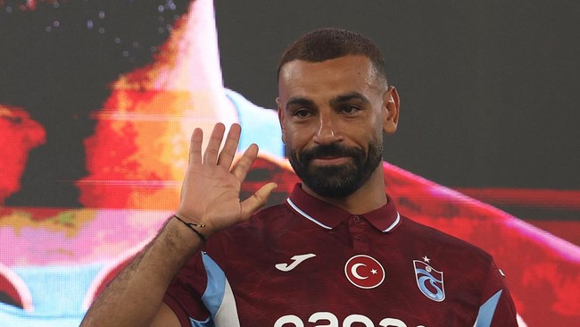 mohamed-salah-berpose-dalam-acara-perkenalan-resminya-sebagai-pemain-baru-trabzonspor-di-stadion-papara-park-trabzon-turki-kam-1786074907498_169