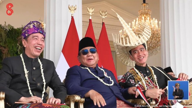 momen-presiden-prabowo-subianto-tengah-tertawa-bersama-wakil-presiden-gibran-rakabuming-raka-kanan-dan-presiden-ke-7-ri-joko-w-1786938541396_169