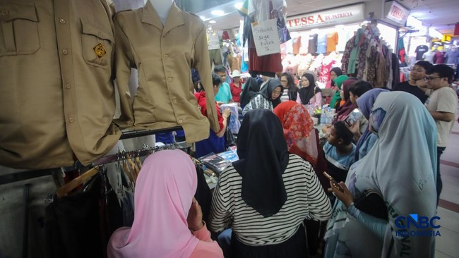 orang-tua-mencocokkan-seragam-sekolah-ke-anaknya-pada-toko-penyedia-seragam-sekolah-di-pasar-tanah-abang-jakarta-kamis-972026-1783594108252_169