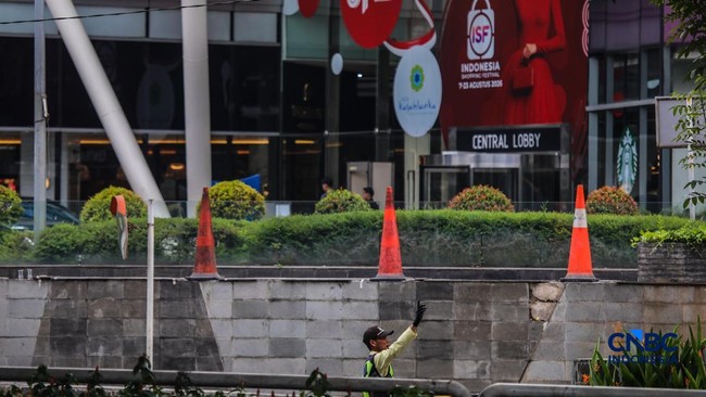 pagar-besi-tinggi-yang-sempat-terpasang-di-depan-pusat-perbelajaan-kota-kasablanka-kokas-menteng-dalam-tebet-jakarta-selatan-p-1785735121923_169