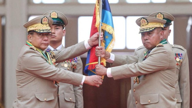 panglima-junta-myanmar-jenderal-senior-min-aung-hlaing-menyerahkan-bendera-kepada-panglima-tertinggi-yang-baru-dilantik-jender-1785128557220_169