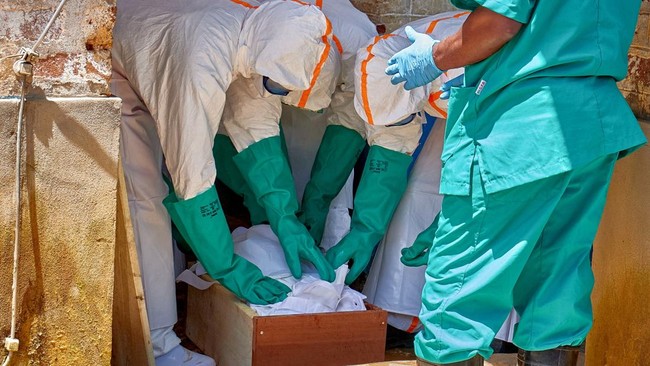 para-pekerja-palang-merah-yang-mengenakan-alat-pelindung-diri-apd-menempatkan-jenazah-seorang-anak-yang-meninggal-karena-ebola-1779702276630_169