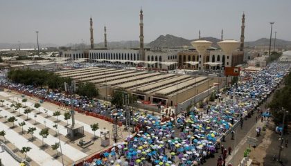 para-peziarah-muslim-menggunakan-payung-untuk-melindungi-diri-dari-terik-matahari-setelah-salat-zuhur-di-luar-masjid-nimrah-di-1779801326900_169