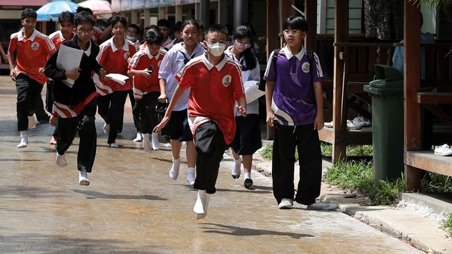 para-siswa-berlari-saat-mengevakuasi-diri-dari-sekolah-debsirin-nonthaburilokasi-terjadinya-insiden-penembakandi-distrik-bang-1786084015262_169