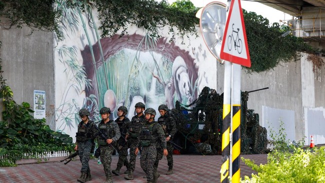 para-tentara-berjalan-melewati-kendaraan-militer-saat-latihan-militer-tahunan-han-kuang-di-taipei-taiwan-6-agustus-2026-1786005288358_169