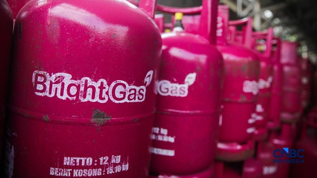 pekerja-memindahkan-tabung-gas-lpg-non-subsidi-bright-gas-ukuran-55-kg-di-salah-satu-agen-di-kawasan-pasar-rebo-jakarta-rabu-1-1775020303953_169
