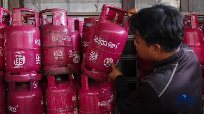 pekerja-memindahkan-tabung-gas-lpg-non-subsidi-bright-gas-ukuran-55-kg-di-salah-satu-agen-di-kawasan-pasar-rebo-jakarta-rabu-1-1775020304081_169