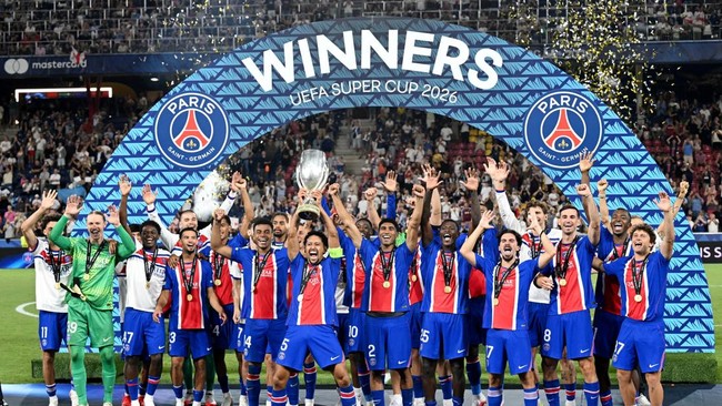 pemain-paris-saint-germain-marquinhos-mengangkat-trofi-bersama-rekan-rekannya-setelah-memenangkan-piala-super-uefa-di-stadion-1786589924946_169