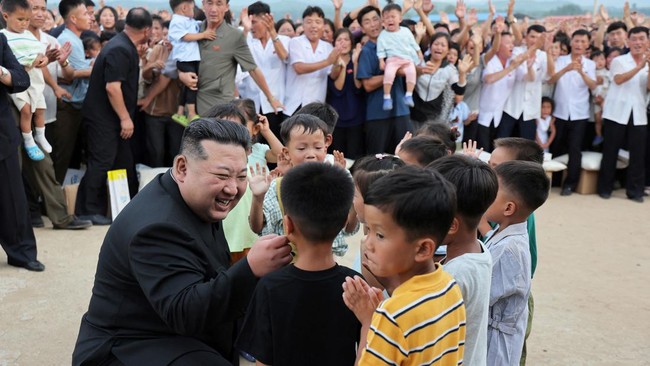 pemimpin-korea-utara-kim-jong-un-menyapa-anak-anak-saat-berkunjung-ke-daerah-yang-terkena-banjir-di-kabupaten-uiju-provinsi-py_169