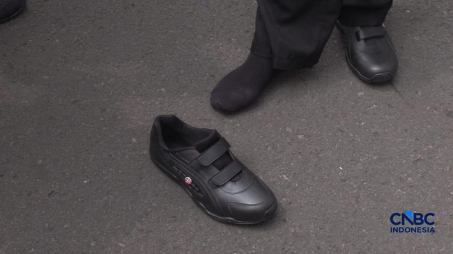 penampakan-sepatu-sekolah-berbahan-karet-lokal-hasil-inovasi-badan-riset-dan-inovasi-nasional-brin-yang-dibanderol-dengan-harg-1786093839277_169